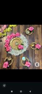 Ensemble de thali de mariage artisanal avec 4 porte-diya floraux assortis, roses rouges artificielles et élégantes fleurs de jasmin blanches - Product Image 2