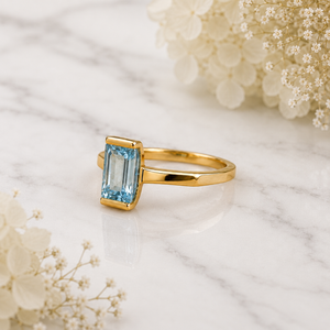 Bague Solitaire Classique pour Femme en Argent Sterling 925 Massif Plaqué Or Jaune avec Topaze Bleue et Pierre Précieuse Baguette Sertie en Bezel – Vente en Gros - Product Image 3