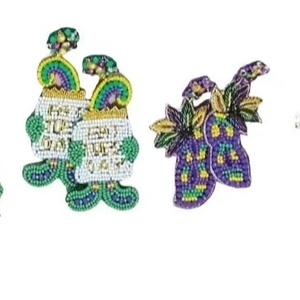 Ensemble de boucles d'oreilles artisanales en cristal plaqué argent et strass, pour le Mardi Gras, avec plusieurs motifs : masque, fleur-de-lis, carnaval - Product Image 2