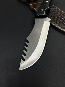 Cuchillo de Hoja Fija de Acero Inoxidable para Caza y Camping, Borde Parcialmente Dentado, Mango de Micarta Negra, Funda de Cuero - Jexa Jexa-HC-197 - Product Image 4