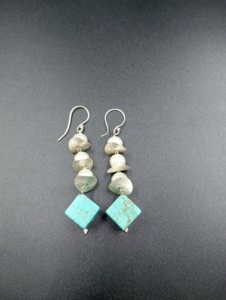 Boucles d'oreilles pendantes bohèmes Amaira Jewels, perles carrées turquoise, imitation perle, laiton plaqué or, bijoux pour femmes, style vintage - Product Image 1