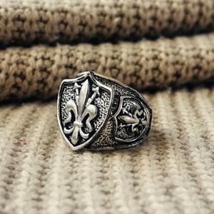 Nuevo Anillo de Latón con Sello de Flor de Lis, Anillo Gótico Plateado Oxidado para Hombre, Anillo Tribal con Escudo para Venta al por Mayor/OEM/ODM - Product Image 1