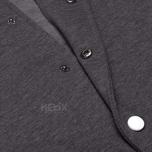 Chaquetas Varsity de Tela de Lana con Mangas Gris Carbón y Negras, Chaquetas Bomber con Bordado de Logotipo Personalizado de Alta Calidad - Product Image 5