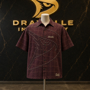 เสื้อเชิ้ตสตรีทแวร์ทรงโอเวอร์ไซส์ แขนสั้น ลายตารางสีแดงเลือดหมู แต่งกระดุมและกราฟิกตราสัญลักษณ์ สไตล์ Y2K ทรงบ็อกซี่ - Product Image 1