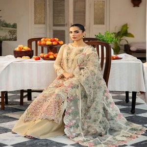 Tenues de soirée de créateur formelles pour femmes Costumes de luxe Costumes de marque pakistanaise originaux par Ramsha Volume Dastak - Product Image 2