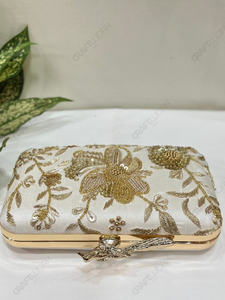 Pochette de soirée structurée indienne faite à la main en ivoire et or, brodée de fleurs, avec fermoir en métal en forme d'oiseau, pour mariage et occasions spéciales - Product Image 3