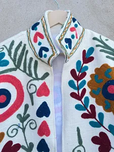 Chaqueta Suzani de Algodón Blanco para Mujer, Bordado Floral Multicolor, Estilo Boho Étnico, Chaqueta Corta Hecha a Mano - Product Image 4