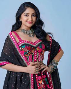 Ensemble Lehenga Choli Navratri en coton mousseline multicolore, imprimé numériquement avec des détails en miroir, comprenant un lehenga, une blouse et un dupatta. - Product Image 5