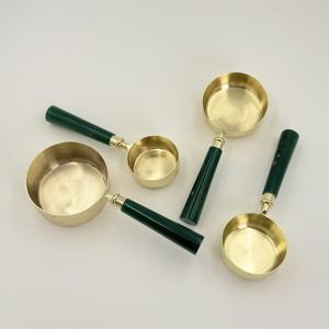 ชุดถ้วยตวงสแตนเลสแบบใหม่ 4 ใบ เคลือบ PVD สีทอง พร้อมด้ามจับเรซิ่น สำหรับร้านอาหาร เบเกอรี่ ครัว และบ้าน - Product Image 2