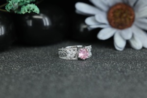 Bague de fiançailles en moissanite rose, argent sterling 925 |   Bague de créateur pour femme, style halo, avec diamant taille ronde, vente en gros - Product Image 4