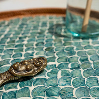 Table en rotin naturel avec incrustation de nacre. Belle table de café de jardin, table à thé de balcon.