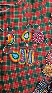 Colgante de Bolso Personalizado de Fieltro con Cuentas Africanas Hecho a Mano, Cuentas Tejidas Coloridas, Llavero de Mosquetón Ecológico, Joyería Clásica - Product Image 4