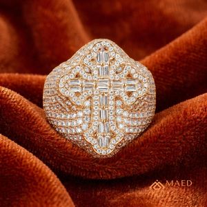 Anillo de Moissanita con Cruz, Chapado en Oro, con Pavé de Baguettes, Anillo de Declaración, Joya Elegante de Oro, Estilo para Hombre y Mujer, Diseño Estadounidense - Product Image 3