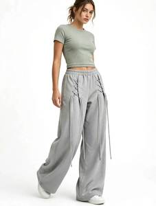 Ensemble de détente 2 pièces pour femme : haut court côtelé et pantalon de survêtement large à lacets - Product Image 1