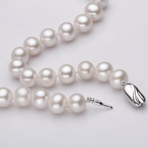 Collier de perles d'eau douce presque rondes de 10-11 mm en gros, Zhuji, forte luminosité avec de légères imperfections - Product Image 3