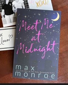 Encuéntrame a medianoche de Max Monroe, novela de romance contemporáneo en formato de bolsillo. - Product Image 1