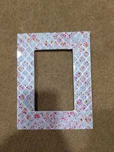 Cadre photo rectangulaire en bois fait main avec impression personnalisée, motif moucheté rose et orange, présentoir de table coloré - Product Image 3