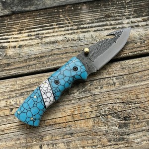 Cuchillo de Caza Plegable de Acero Hecho a Mano con Hoja de Gancho para Deshuesar, Mango de Resina Turquesa y Funda de Cuero - Product Image 3