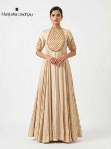 Vestido Largo de Lujo para Mujer, de Seda Dorada, Corte Ajustado y Evase, con Paneles Estructurados, Elegante Vestido Maxi para Fiesta o Noche - Product Image 4