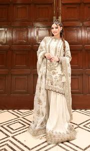 Costume Anarkali traditionnel indien pakistanais pour femmes, en soie blanche brodée, coupe ample, longueur au sol, pour mariage - Product Image 3