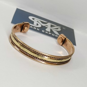 Bracelet jonc ouvert ajustable en cuivre magnétique, artisanat métallique classique, motif corde gravé, fait main, léger - Product Image 1
