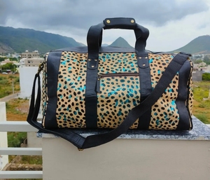 Bolsa de lona de cuero genuino con estampado animal, cierre de cremallera y correa ajustable para viaje. - Product Image 1