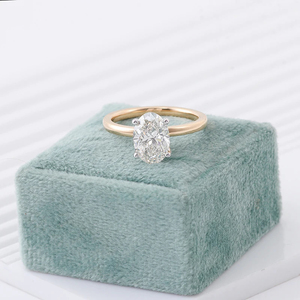 Bague de fiançailles ovale en diamant de laboratoire, avec bande bifurquée et pavé de diamants sur les côtés, design moderne et élégant, pierre centrale en évidence - Product Image 3
