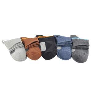 Chaussettes de sport colorées pour hommes, paire de chaussettes de performance athlétique, respirantes, avec semelle rembourrée - Product Image 2