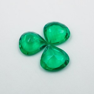 Piedra Preciosa de Esmeralda Cultivada en Laboratorio, Corte Corazón Verde de 2.60 Quilates (3 Piezas), HAYAAT GEMS para Joyería, 7x7 mm, de Rajasthan - Product Image 6