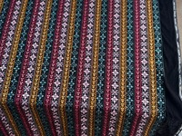 Magnifique tissu en velours brodé, motif géométrique en point de croix noir pour la confection de robes et de vestes kaftan de luxe.