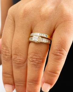 Ensemble de bagues à double alliance uniques en or jaune 14 carats avec diamants de 0,50 carat taille princesse et taille ronde, cultivés en laboratoire, sertis en canal, cadeau de fiançailles pour les amoureux - Product Image 1