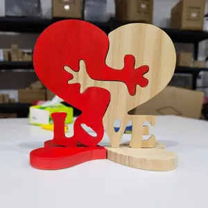 木制情侣爱情符号木块装饰手工木块作为情人节礼物。