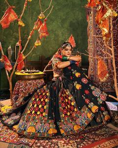InCotton.M Lehenga Choli en Faux Georgette Brodé Rouge, Robe de Mariage Indienne Traditionnelle Longue, Coupe Classique pour Femme - Product Image 6