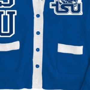 Cárdigan de Hombre con Cuello en V, Botones y Diseño de Letras Tejidas en Cable Azul Rey, de Algodón, Estilo Universitario - Product Image 5