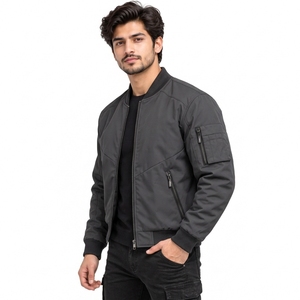 Chaquetas bomber urbanas modernas de corte relajado y versátiles para hombre, ideales para clima frío, con bolsillos prácticos, cremalleras suaves y diseño moderno. - Product Image 6