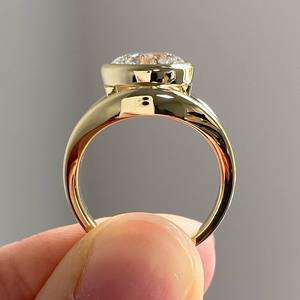 Bague de luxe en or 10K/14K/18K avec diamant de laboratoire rond serti clos de 4,00 carats, design solitaire géométrique moderne, bijou de déclaration - Product Image 3
