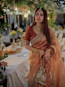 ผ้าซารีเนื้อนุ่มพิเศษแบบ NC Twill พร้อมงานปักเลื่อมดิริ ความยาวระดับพื้น จับคู่กับเสื้อโมโนบังลอรี สำหรับงานปาร์ตี้หรืองานเฉลิมฉลองอย่างสง่างาม - Product Image 2