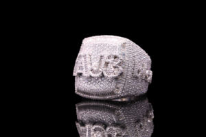 Bague de luxe Moissanite Elite Street King plaquée argent avec moissanite de 0,5 carat pour fiançailles et mariage - Product Image 3