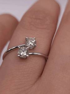 Anillo de Diamantes Cultivados en Laboratorio de 0.60 CT con 2 Piedras en Oro de 14K para Mujer |   Anillo de Compromiso Toi Et Moi |   Elegante Joyería Nupcial - Product Image 5