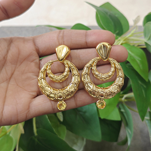 Boucles d'oreilles pendantes géométriques tendance pour femmes en quartz hydro et calcédoine, laiton massif plaqué or 18 carats avec finition texturée - Product Image 2