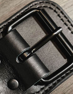 Cinturón de Levantamiento de Pesas Más Vendido, Diseño de Cuero Negro Acolchado de 4 Pulgadas con Doble Hebilla, Personalizable, para Powerlifting y Fitness - Product Image 5