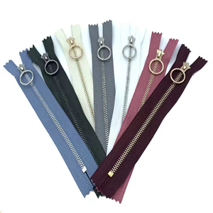 Cremallera metálica de latón con extremo cerrado y logotipo personalizado para bolsas de ropa y textiles del hogar, suministro al por mayor - Product Image 1