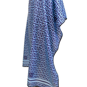 Capa de Peluquería Ligera, Impermeable y Personalizada, Hecha de Poliéster Resistente con Logotipo Visible - Product Image 5