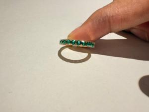 Bague demi-éternité minimaliste en or jaune massif 14 carats sertie d'émeraudes vertes cultivées en laboratoire pour femmes et enfants - Fiançailles - Product Image 4