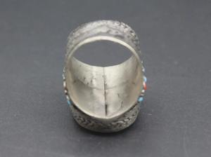 Anillo tribal afgano con forma de lágrima, con incrustaciones de mosaico de esmalte colorido, grabados tribales geométricos y firma. - Product Image 4