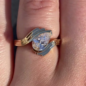 Elegante Anillo de Compromiso y Boda Minimalista con Diamante Cultivado en Laboratorio con Corte de Pera VVS+, Media Montura, Oro Amarillo de 10K, Certificado IGI - Product Image 3