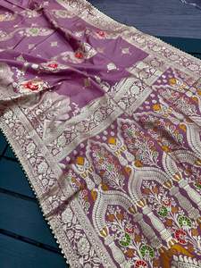 Sari indien ethnique pour mariage en viscose pure et soie Dola avec tissage Zari en soie douce, et pièces de blouse contrastantes avec bordure des manches - Product Image 4