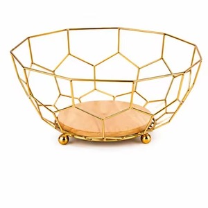 Corbeille à fruits moderne en métal doré avec base en bois, bol à fruits géométrique en fil métallique, organisateur de comptoir de cuisine, support de rangement en gros - Product Image 1