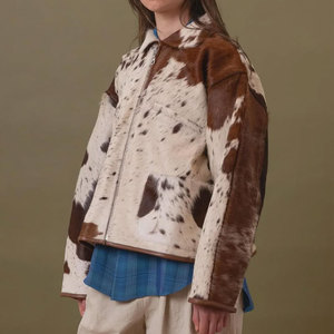 Chaqueta de cuero vacuno para mujer, estilo bomber, manga larga, cuello alto, cierre de cremallera, estampado de cuero vacuno, chaqueta de invierno de cuero genuino para damas. - Product Image 2