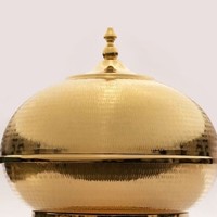 Plat à chafing doré martelé de luxe en laiton avec couvercle en dôme et base arquée pour buffet, idéal pour la restauration hôtelière et les fournitures de Ramadan